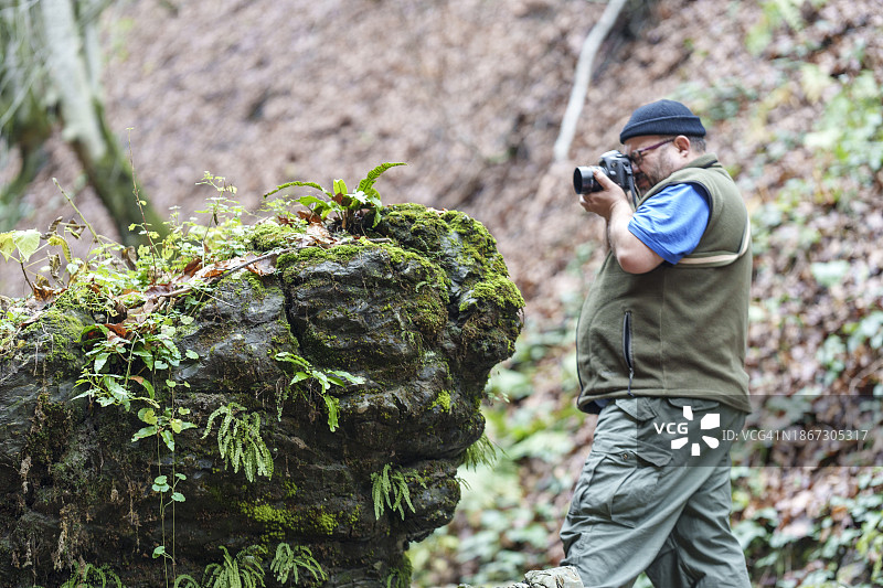使用三脚架相机的摄影师图片素材