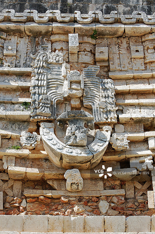 墨西哥乌斯马尔总督宫殿入口上方的石刻艺术图片素材