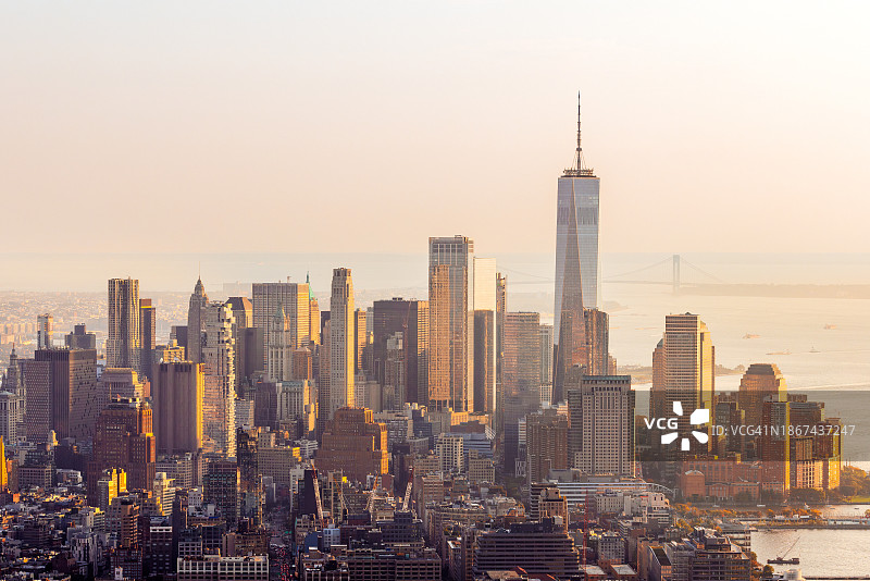 日落时分的曼哈顿金融区城市景观与世贸中心，纽约市，美国图片素材