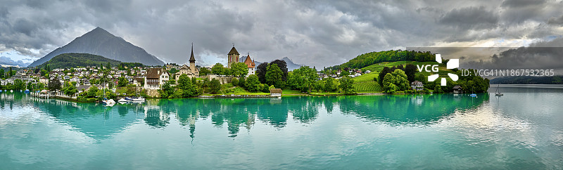 瑞士图恩湖畔的施皮茨村图片素材