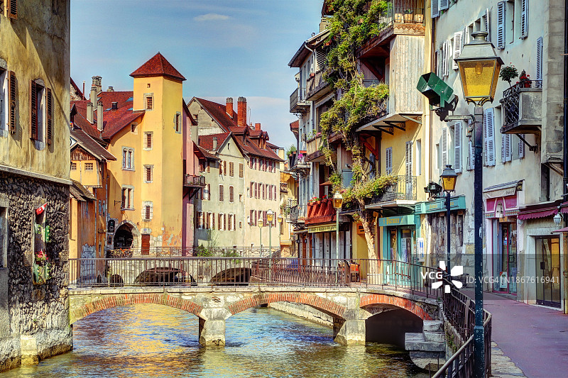 穿过阿讷西市中心的运河街景图片素材