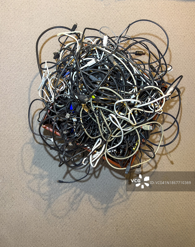 缠绕在地板上的电脑线缆图片素材