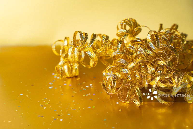 金色庆祝彩带和五彩纸屑图片素材