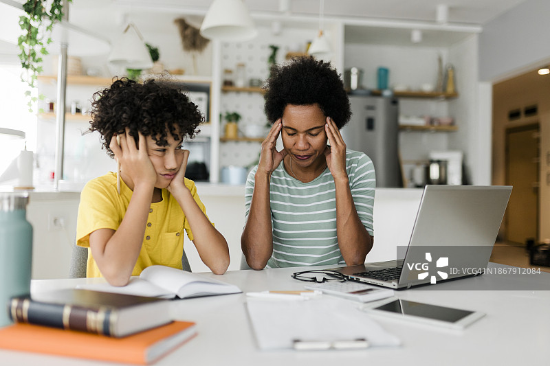 母亲在家责备孩子学习不好，作业没完成图片素材