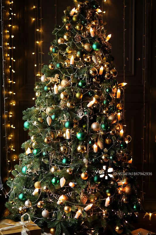 装饰着金色和绿色球体的圣诞树图片素材