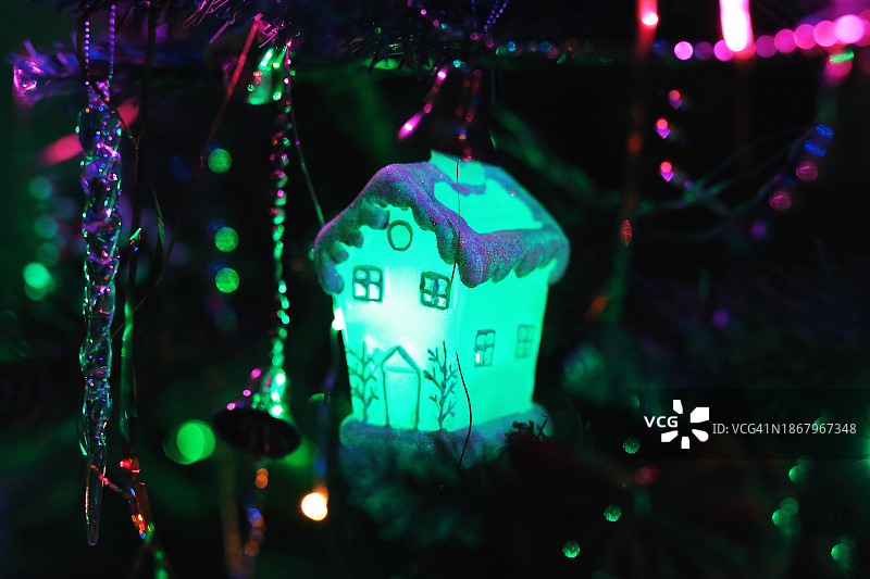 带有玩具魔法屋的圣诞树图片素材