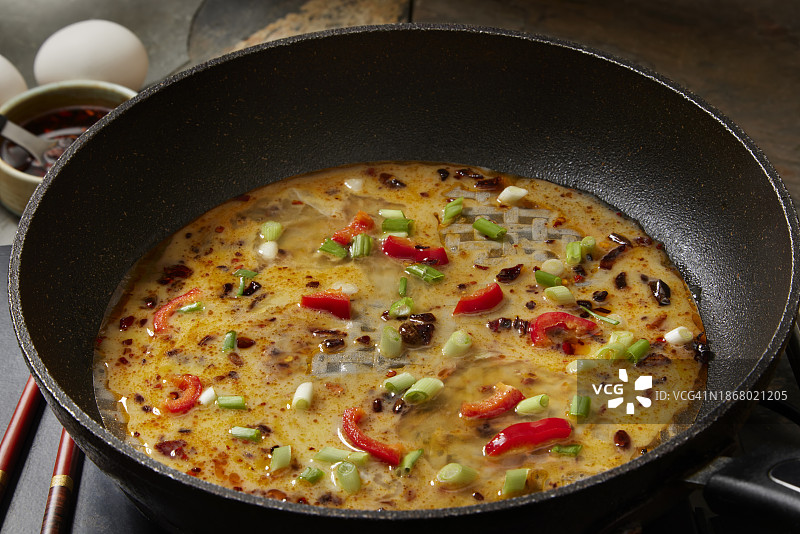 准备香脆的越南米纸煎蛋图片素材