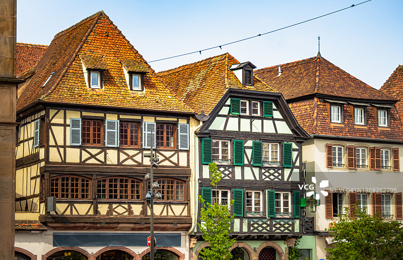 法国上奈中世纪老城主广场一排彩色半木结构房屋图片素材