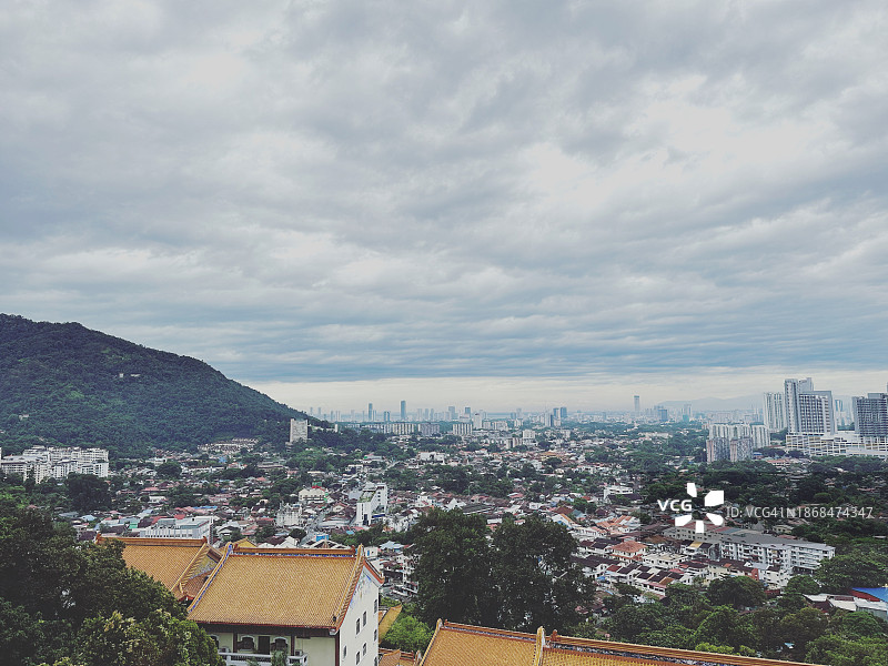 马来西亚槟城亚依淡天空下的城镇景观高角度视图图片素材