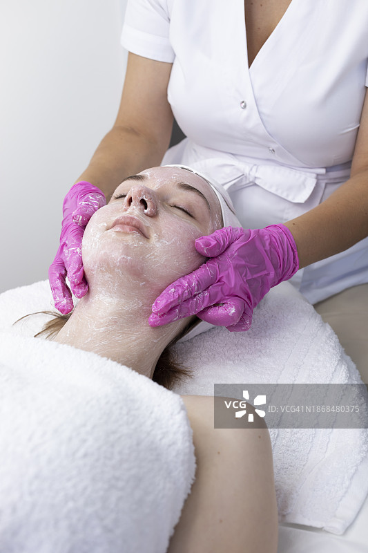 女子在水疗中心为顾客按摩图片素材