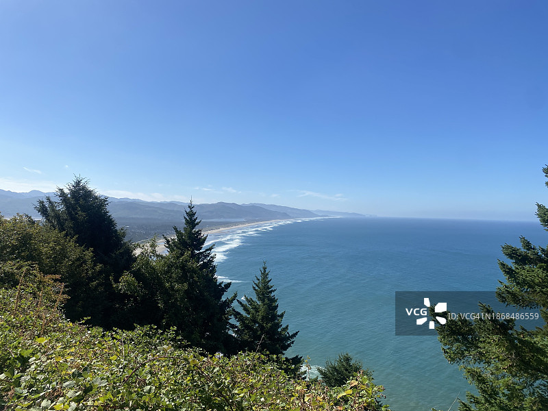 蔚蓝天空下的海景图片素材