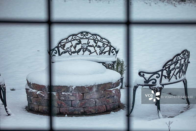 雪地下的火坑图片素材