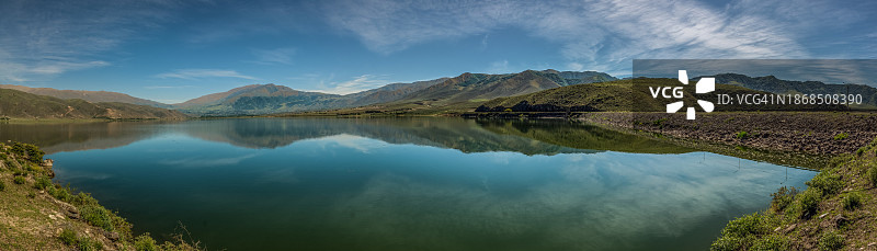 湖和山的全景对着天空图片素材