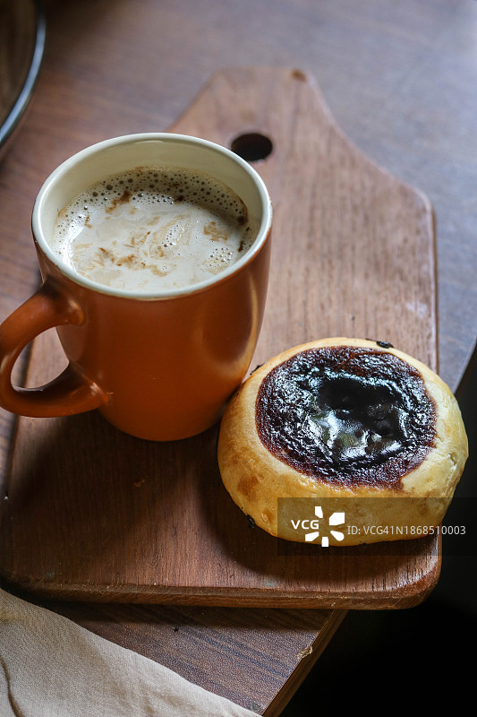 餐桌上早餐的高角度视图图片素材