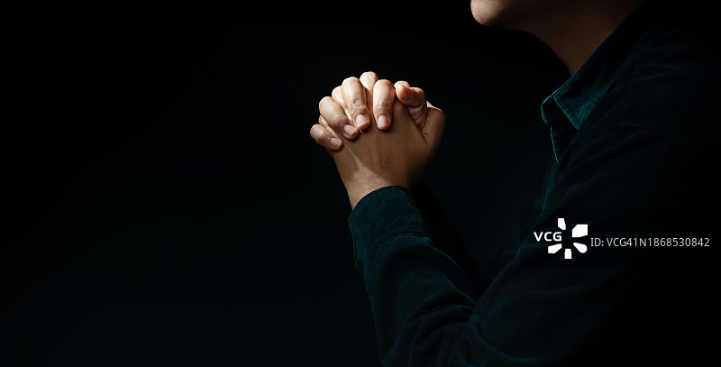 泰国，黑色背景下的男人的身体中部图片素材