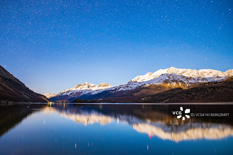 瑞士布雷加利亚Maloja湖泊山脉夜景图片素材