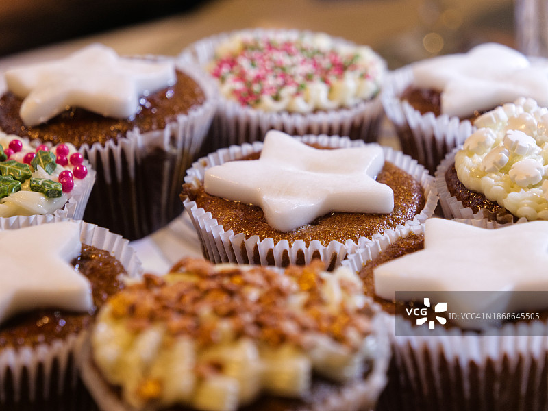 特写：英国阿伯丁冷却架上的纸杯蛋糕图片素材