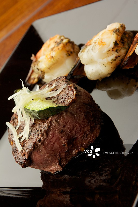 菲力牛排配特大虾图片素材