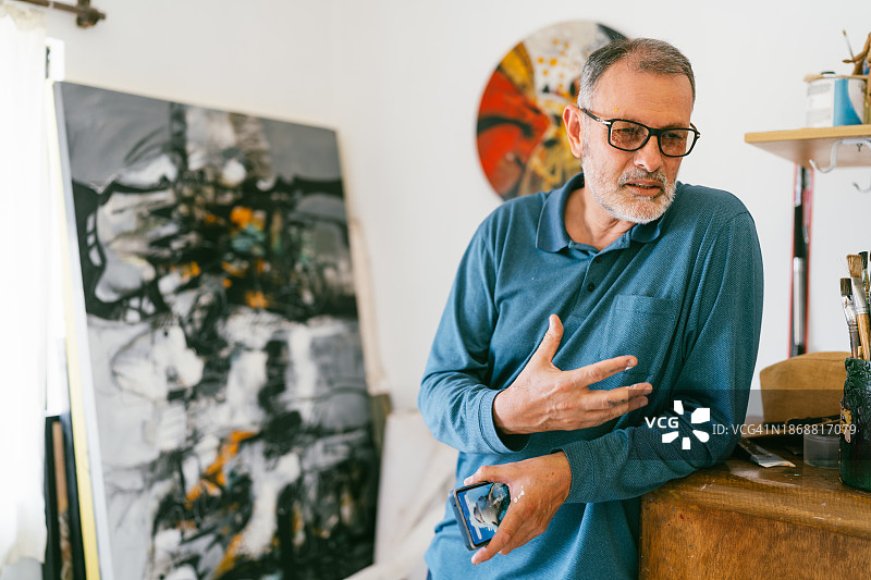 艺术家谈论他的画作图片素材