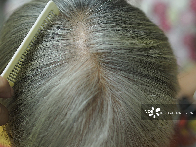 头发花白的亚洲老妇图片素材