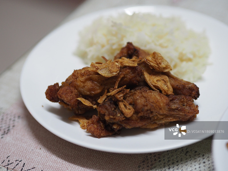 炸鸡翅配糯米饭图片素材