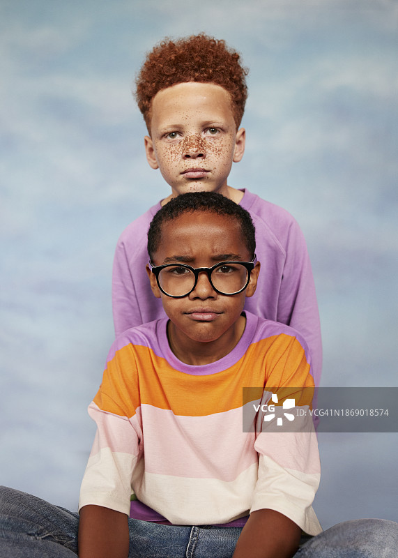 男孩将头靠在朋友肩膀上的肖像图片素材