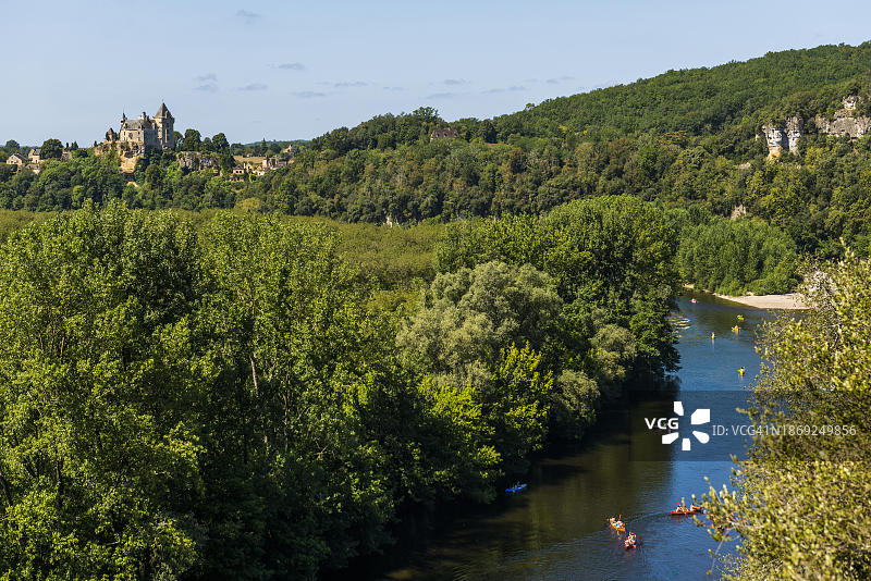 贝纳克-埃-卡泽纳克多尔多涅河畔岩石的中世纪村庄图片素材