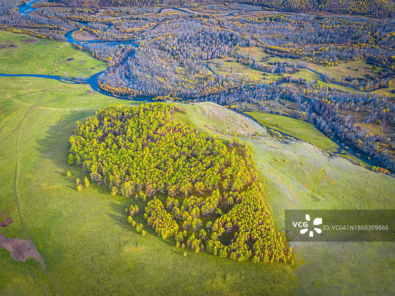 蒙古国色楞格省秋季的 Zelter 河图片素材