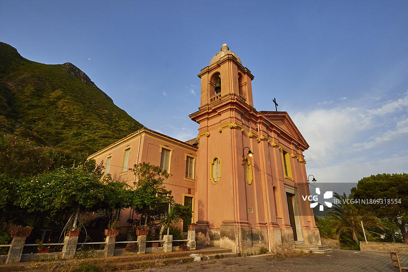 清晨光线下的教堂——意大利西西里岛萨利纳岛马尔法圣安娜教堂图片素材