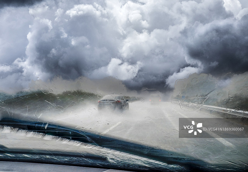 暴雨中在高速公路上行驶的汽车视角图片素材