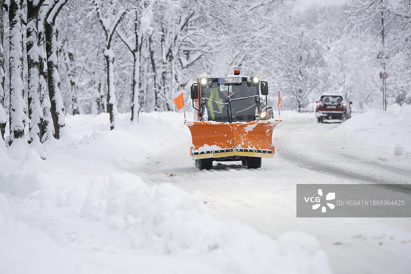 达格尔芬的雪地道路上的扫雪机，慕尼黑，巴伐利亚，德国，欧洲图片素材