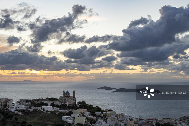 希腊锡罗斯岛，阿诺西罗斯看埃尔穆波利教堂海景图片素材