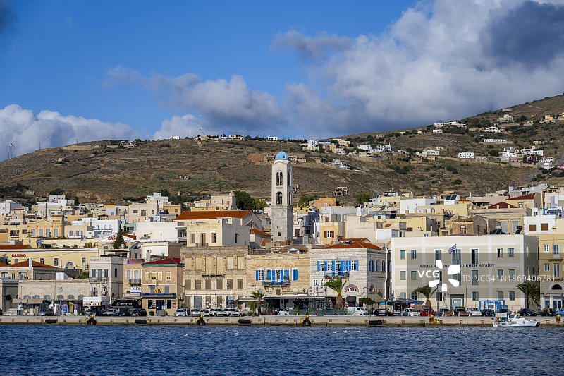 埃尔穆波利斯小镇景色：粉彩房屋、海滨长廊和教堂塔楼，希腊图片素材