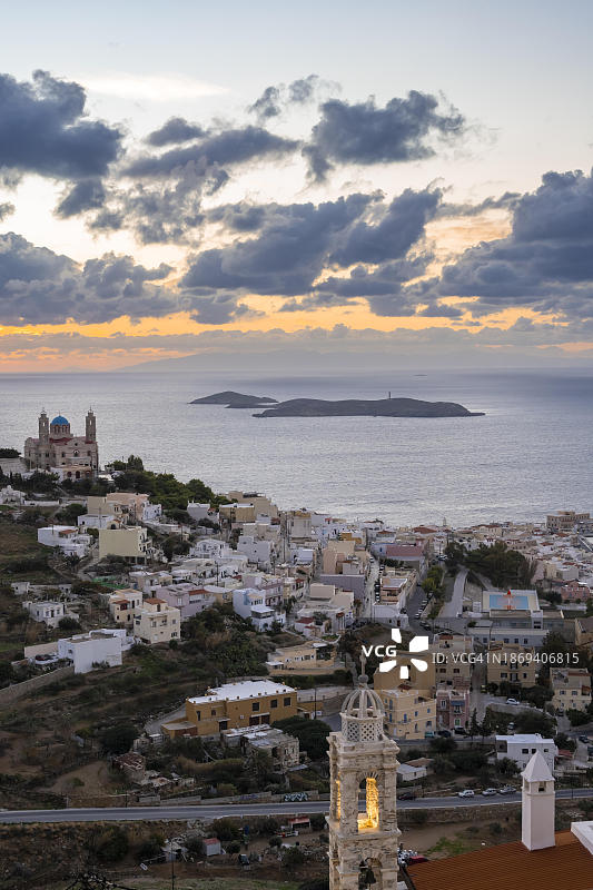 希腊锡罗斯岛，阿诺西罗斯看埃尔穆波利教堂海景图片素材