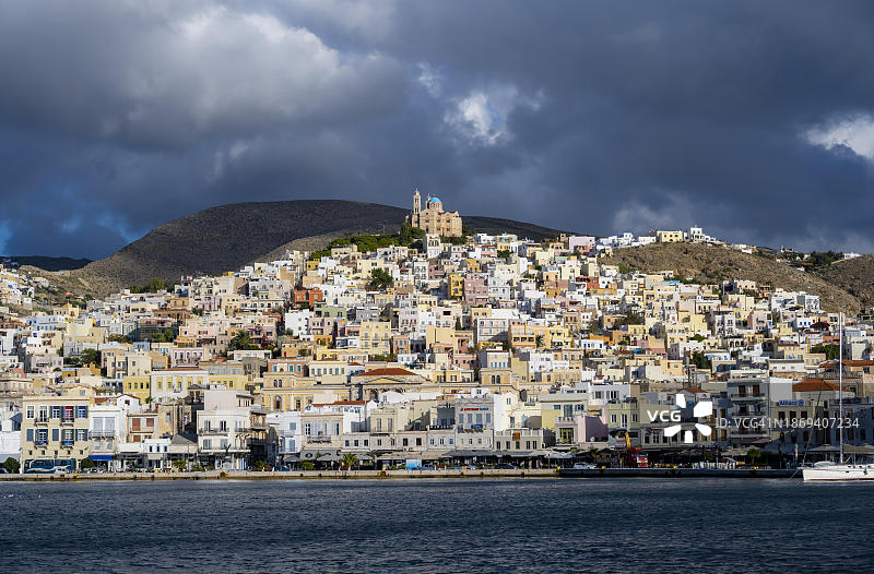 埃尔穆波利斯镇景色：粉彩房屋、大海、复活教堂，希腊图片素材