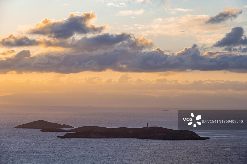 日出时加达罗斯岛灯塔，希腊锡罗斯岛图片素材