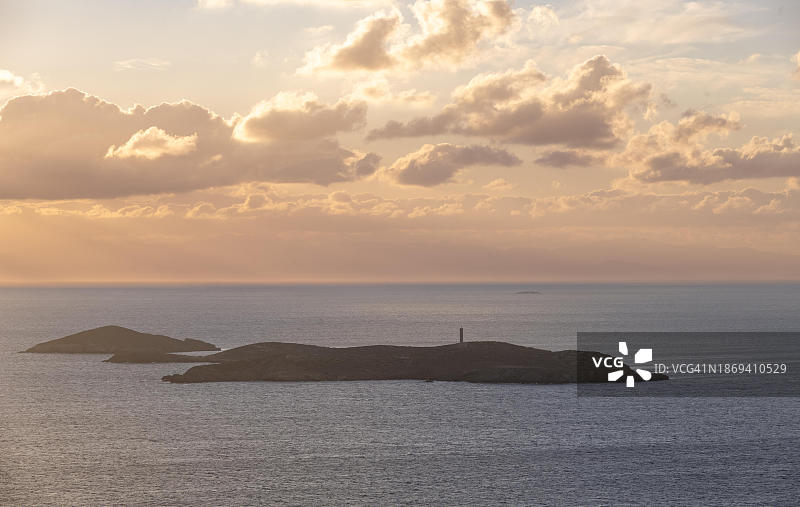 日出时加达罗斯岛灯塔，希腊锡罗斯岛图片素材