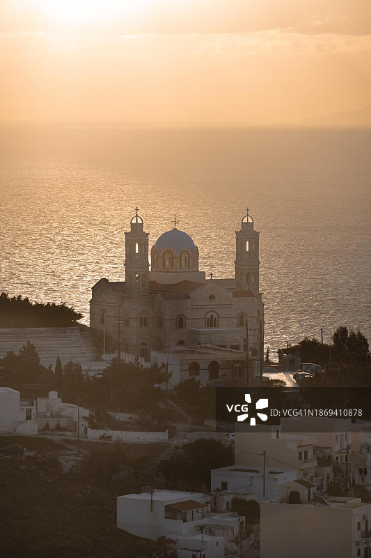 阿诺西罗斯眺望阿纳斯塔西教堂，希腊基克拉泽斯群岛锡罗斯图片素材