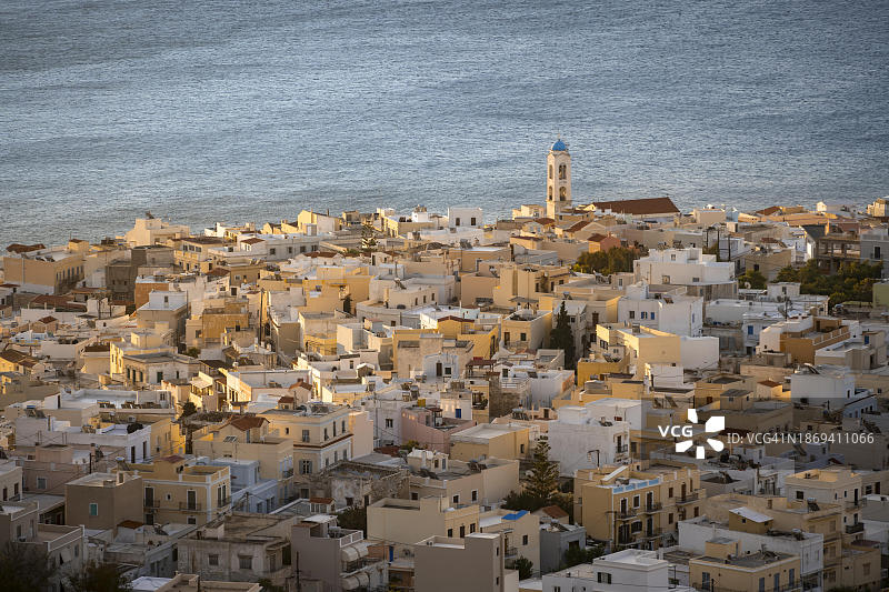 从阿诺锡罗斯眺望埃尔穆波利房屋和教堂的晨曦，希腊基克拉泽斯锡罗斯阿诺锡罗斯图片素材