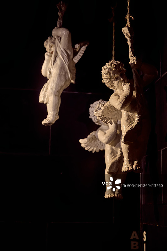 黑色背景下的天使肖像照图片素材