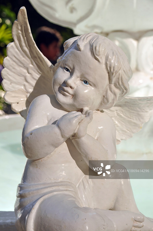 白色小天使雕像的特写肖像图片素材