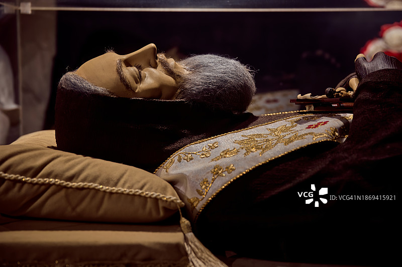 在奎松市皮奥神父教堂的皮奥神父墓复制品图片素材