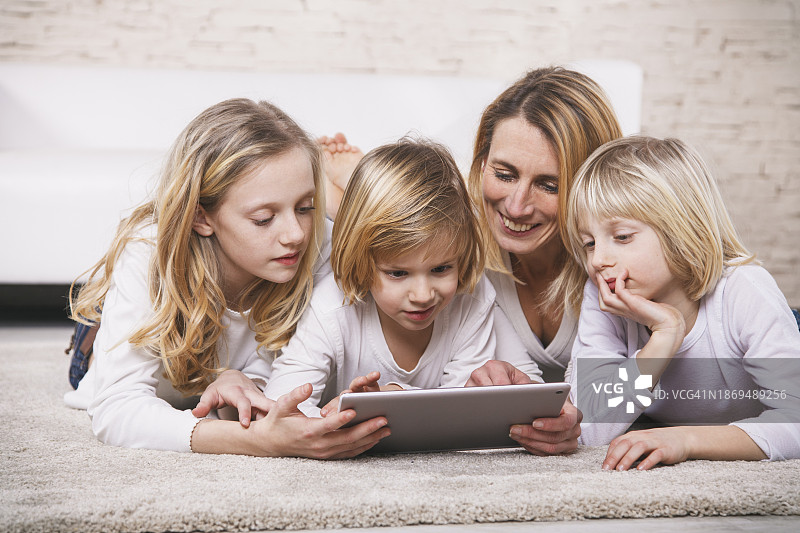 使用数位平板的金发家庭图片素材