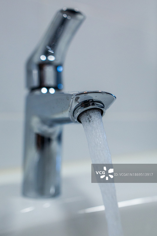 水龙头流水图片素材