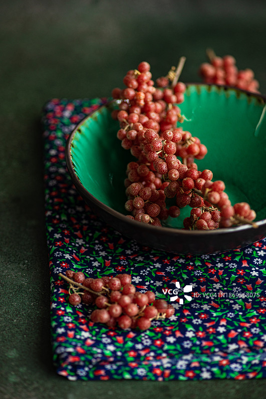 碗和折叠餐巾上新鲜成熟的马鹿浆果特写图片素材