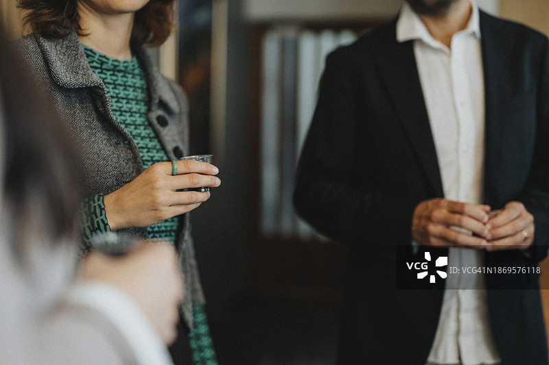 犹太教堂内男子与女子举杯品酒图片素材