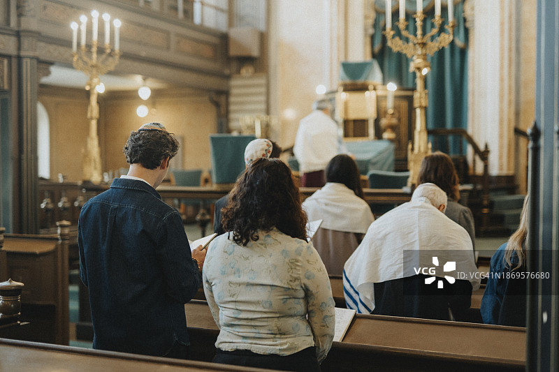 犹太人在犹太教堂会众祈祷图片素材
