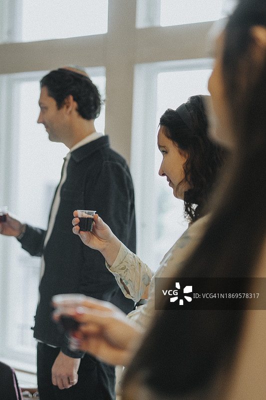 犹太妇女在犹太教堂会众期间敬酒图片素材