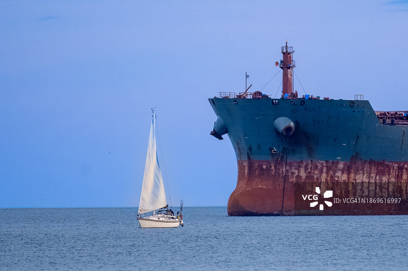 帆船驶过加拿大不列颠哥伦比亚省维多利亚的海洋油轮图片素材