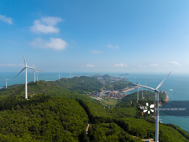 清晨山顶的风力发电图片素材
